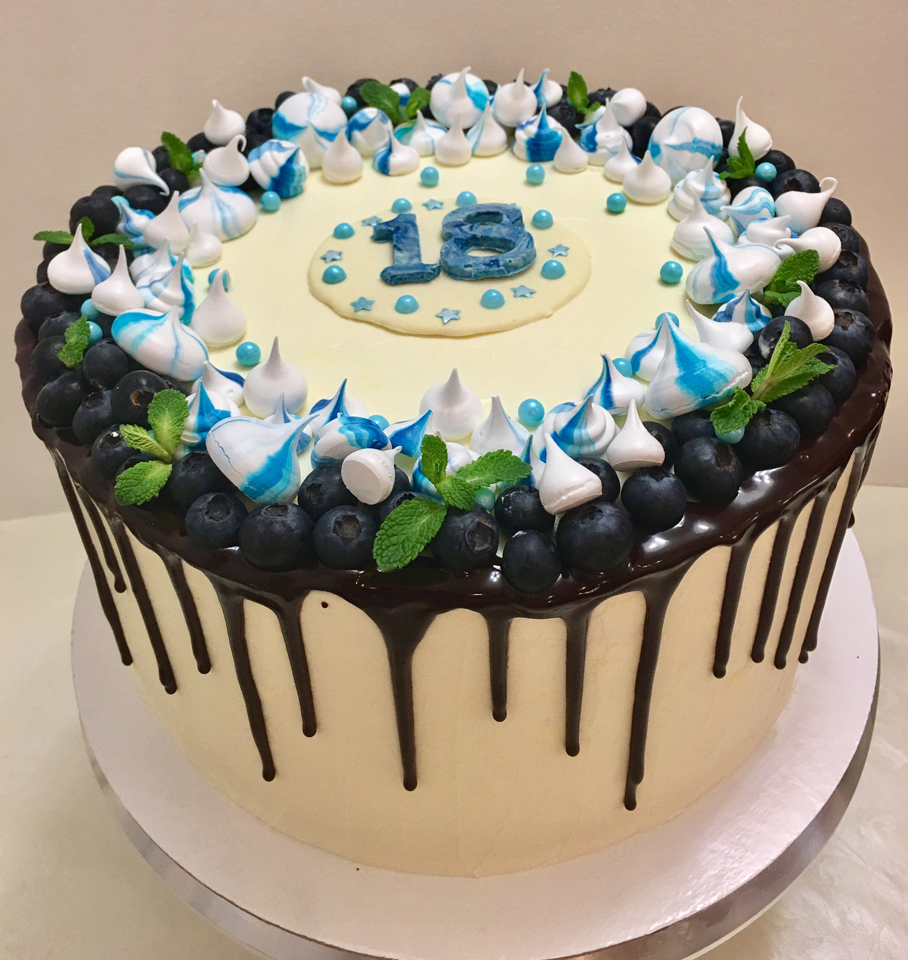 Торт украшенный голубикой и меренгой