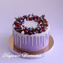Кремовый торт с декором из свежих ягод